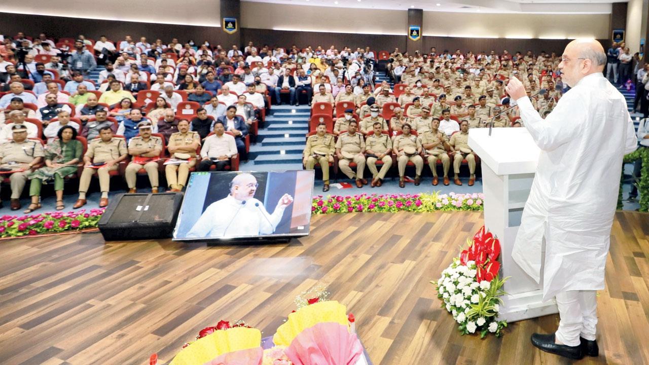 ગાંધીનગરમાં ગઈ કાલે e-FIR સર્વિસ તેમ જ ગુજરાત પોલીસની અન્ય અદ્યતન ટેક્નૉલૉજિકલ સર્વિસને લૉન્ચ કરવાના કાર્યક્રમમાં કેન્દ્રીય ગૃહપ્રધાન અમિત શાહ.