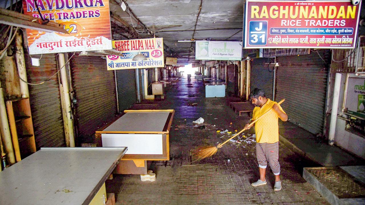 ગઈ કાલે બંધ દરમ્યાન નવી મુંબઈના એપીએમસી માર્કેટમાં ઝાડુ કાઢી રહેલો સફાઈ કર્મચારી.  પી.ટી.આઇ.