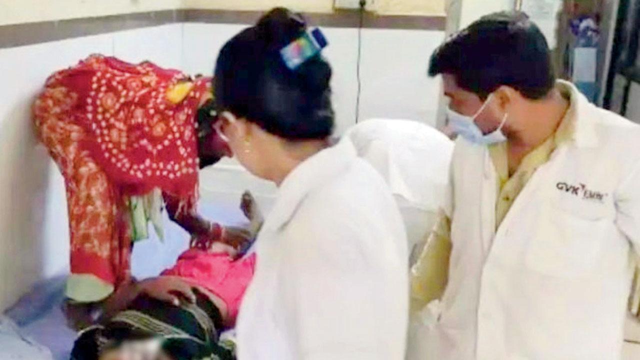 ભાવનગરની એક હૉસ્પિટલમાં ઝેરી દારૂ પીધા બાદ બીમાર વ્યક્તિને સારવાર આપવામાં આવી રહી છે