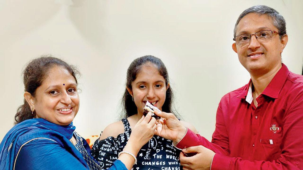 દેશ-રાજ્યભરમાં થર્ડ આવેલી ધ્રુવી પંડ્યાનું મોં મીઠું કરાવીને શુભેચ્છા આપી રહેલા પેરન્ટ્સ