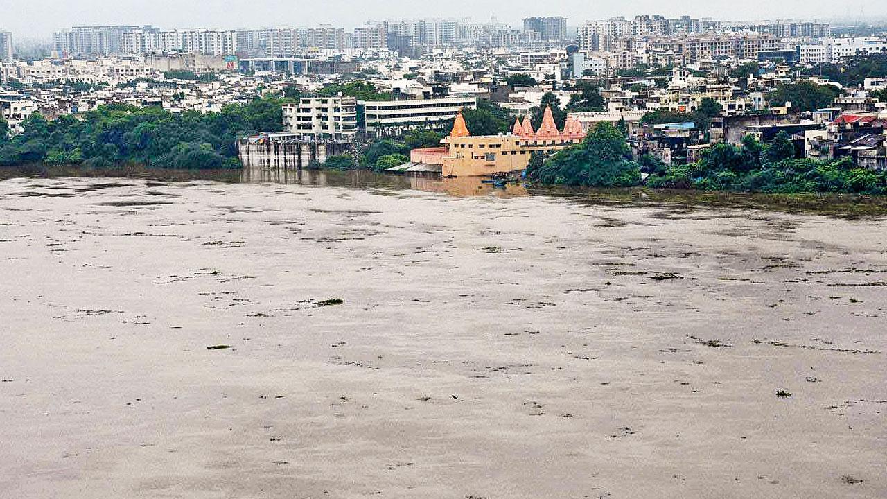 ઉકાઈ ડૅમમાંથી પાણી છોડાતાં સુરત શહેરમાં બન્ને કાંઠે વહેતી તાપી નદી.