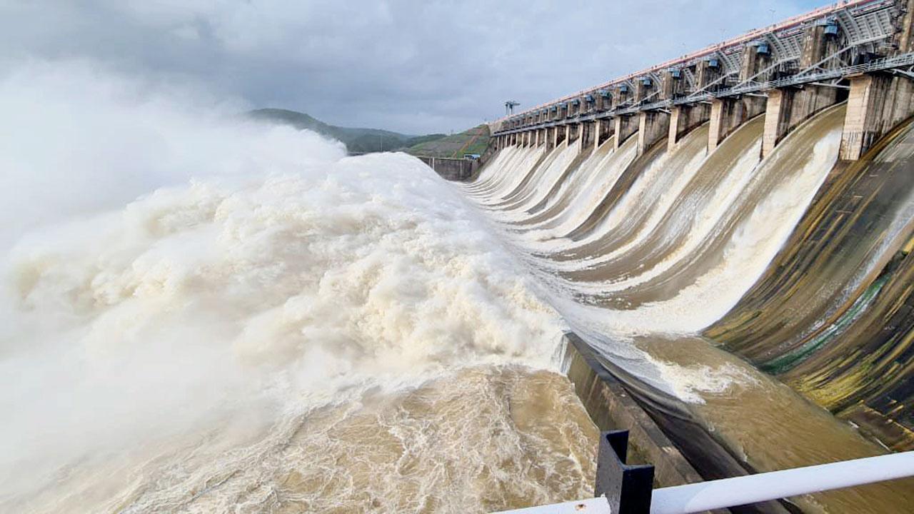 ઉપરવાસમાં ભારે વરસાદ બાદ ઉકાઈ ડૅમમાંથી છોડવામાં આવેલું પાણી