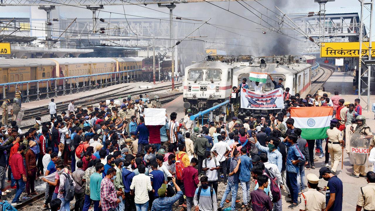 સિકંદરાબાદ રેલવે સ્ટેશન ખાતે ગઈ કાલે ટોળાએ વિરોધ-પ્રદર્શન કરીને ટ્રેનોની અવરજવર ખોરવી નાખી હતી અને રેલવેની પ્રૉપર્ટીને નુકસાન પણ પહોંચાડ્યું હતું. 