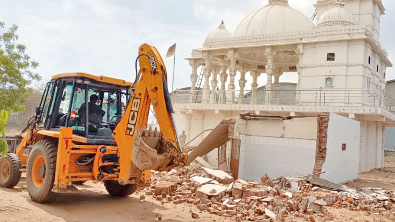 ગુજરાતના ડીસા પાસે આવેલા ભોયણમાં અનોપ મંડળ દ્વારા બાંધવામાં આવેલા મંદિર અને ભુવનને ગયા અઠવાડિયે સ્થાનિક પ્રશાસને તોડી પાડ્યું હતું.