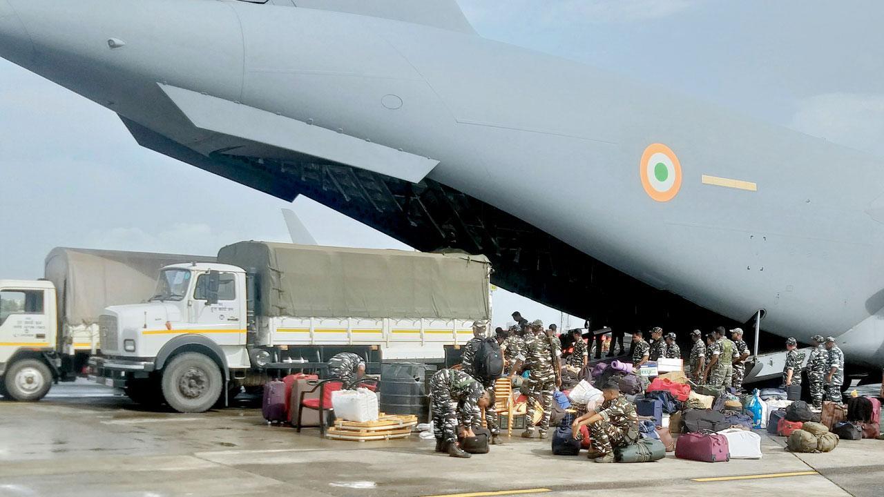 ગઈ કાલે ત્રણ પ્લેનમાં મુંબઈ આવી પહોંચેલા સીઆરપીએફના જવાનો