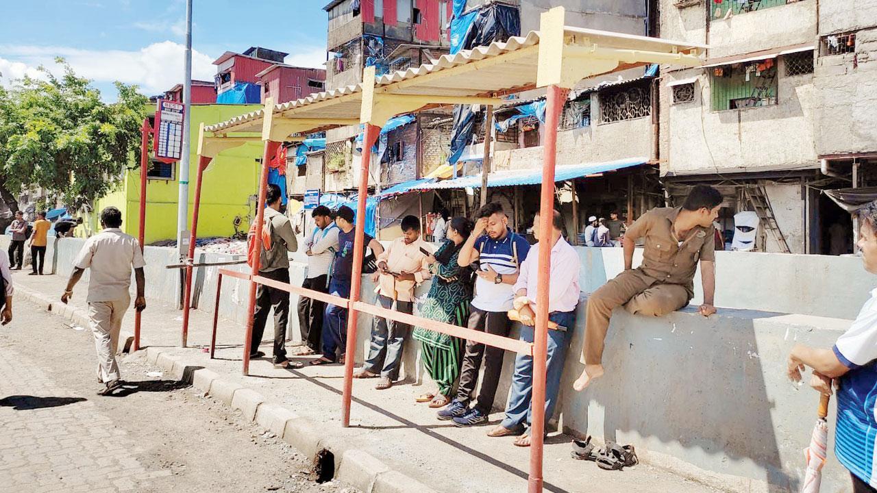 બાંદરા-ઈસ્ટના બસ-સ્ટૉપ પર શેલ્ટર