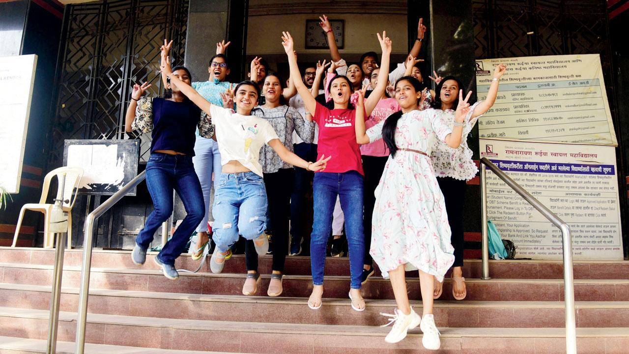 માટુંગાની રુઇઆ કૉલેજની સ્ટુડન્ટ્સ બારમાના રિઝલ્ટ પછી (તસવીર : અતુલ કાંબલે)