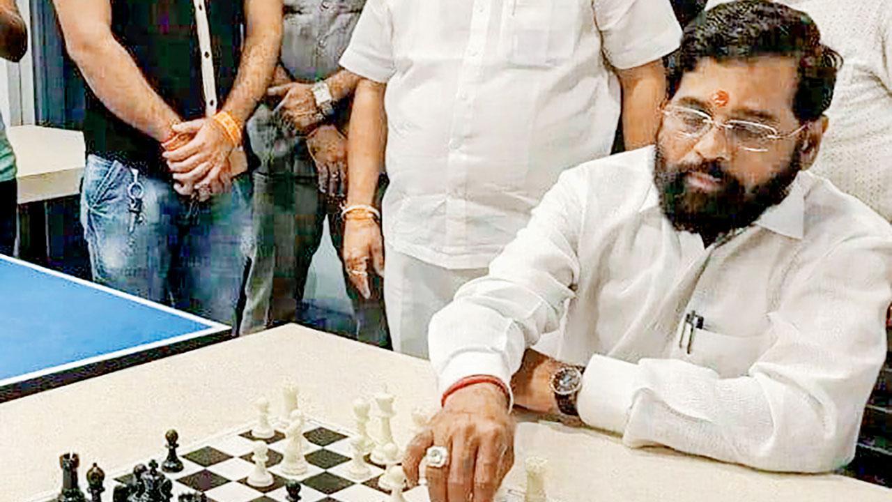 આસામના ગુવાહાટીની હોટેલમાં ચેસ રમી રહેલા શિવસેનાના બળવાખોર નેતા એકનાથ શિંદે