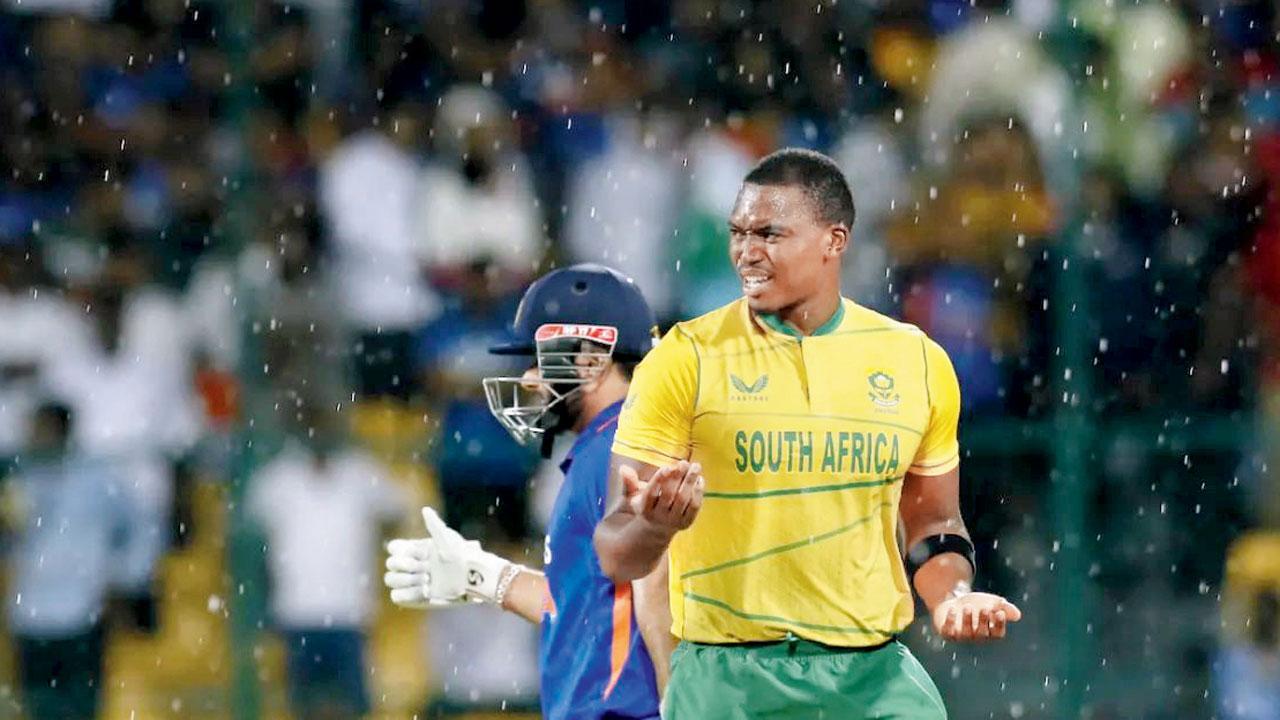 ગઈ કાલે મેઘરાજાએ કરોડો ક્રિકેટપ્રેમીઓની મજા બગાડી નાખી હતી