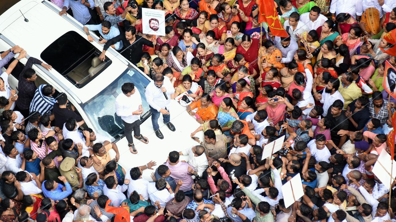 ગઈ કાલે એકનાથ શિંદેના બંગલાની બહાર ભેગા થયેલા શિવસૈનિકો (તસવીર : સમીર માર્કન્ડે)