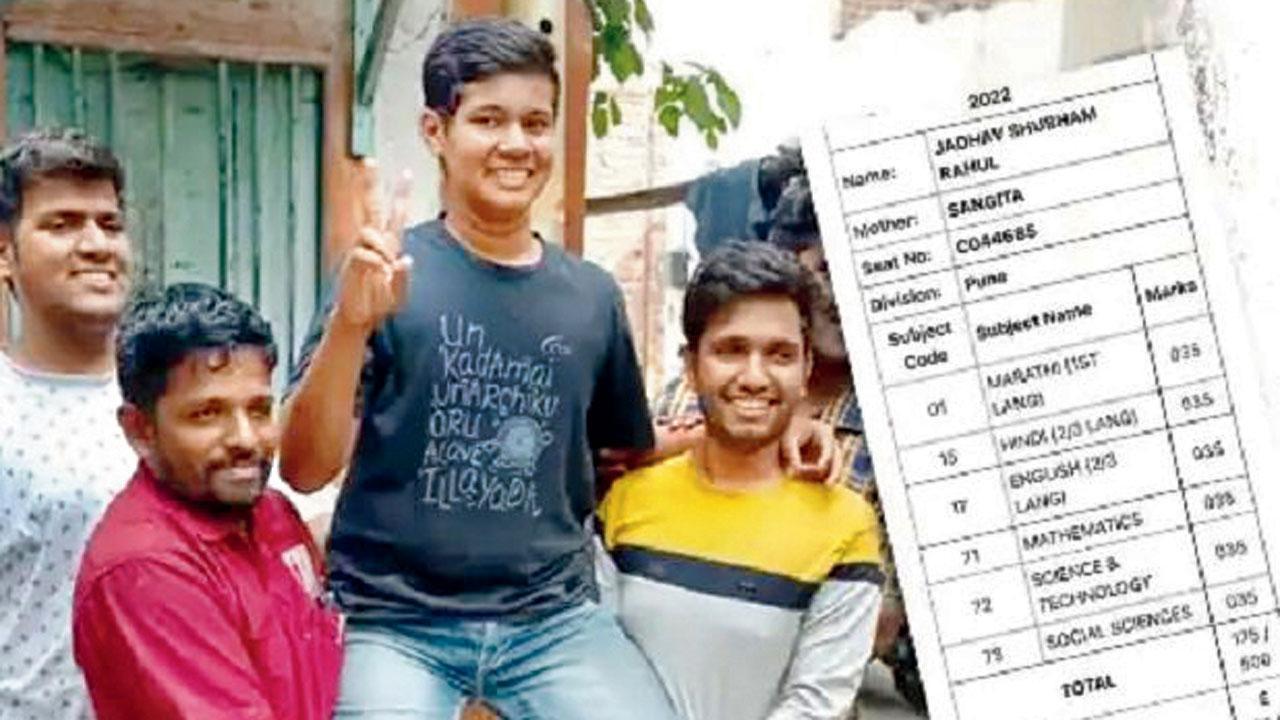 તમામ છ વિષયમાં ૩૫-૩૫ માર્ક મેળવનારા પુણેના શુભમ જાધવને મિત્રોએ ઊંચકી લઈને શુભેચ્છા આપી હતી. 