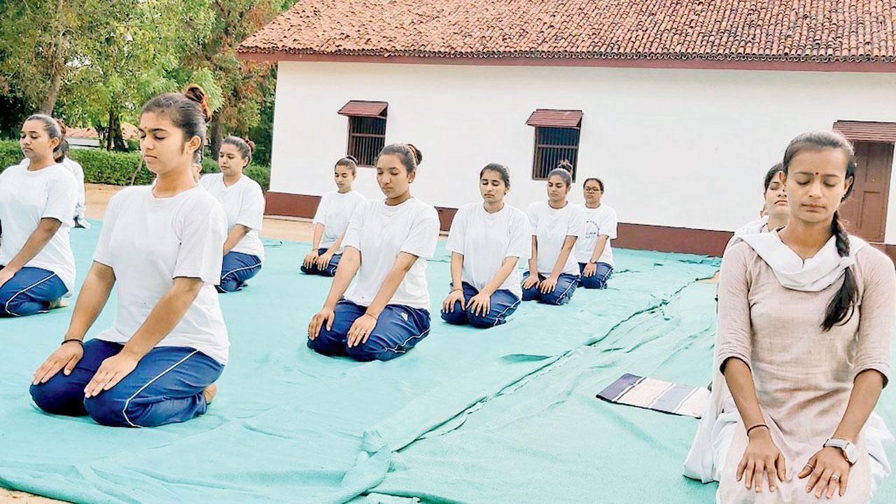 અમદાવાદમાં મહાત્મા ગાંધીના સાબરમતી આશ્રમમાં વિદ્યાર્થિનીઓએ યોગ કર્યા હતા.