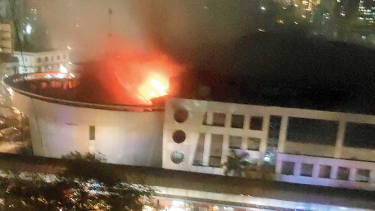 ડ્રીમ મૉલમાં ગઈ કાલે રાત્રે ૭.૪૫ વાગ્યે ફરી આગ લાગી હતી