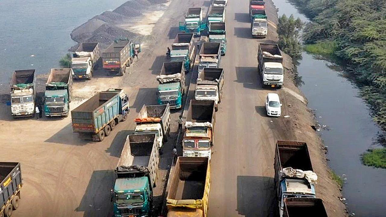 ગુજરાતના સુરતમાં હઝીરા ઇન્ડસ્ટ્રિયલ એરિયામાં સ્ટીલ વેસ્ટમાંથી રોડ તૈયાર કરવામાં આવ્યો