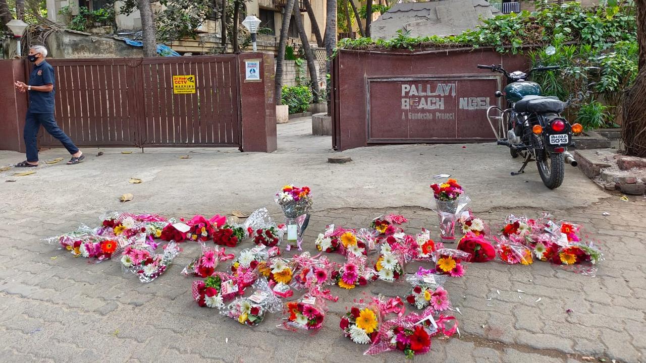 ટ્રસ્ટીના ઘરની બહાર પુષ્પગુચ્છ