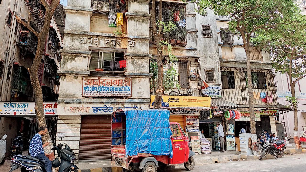 ભાંઈંદર-ઈસ્ટના વિમલ ડેરી રોડ પરના આનંદનગરમાં રહેતાં ઈશા દવેના ઘરમાં ચોરો ત્રાટક્યા હતા.