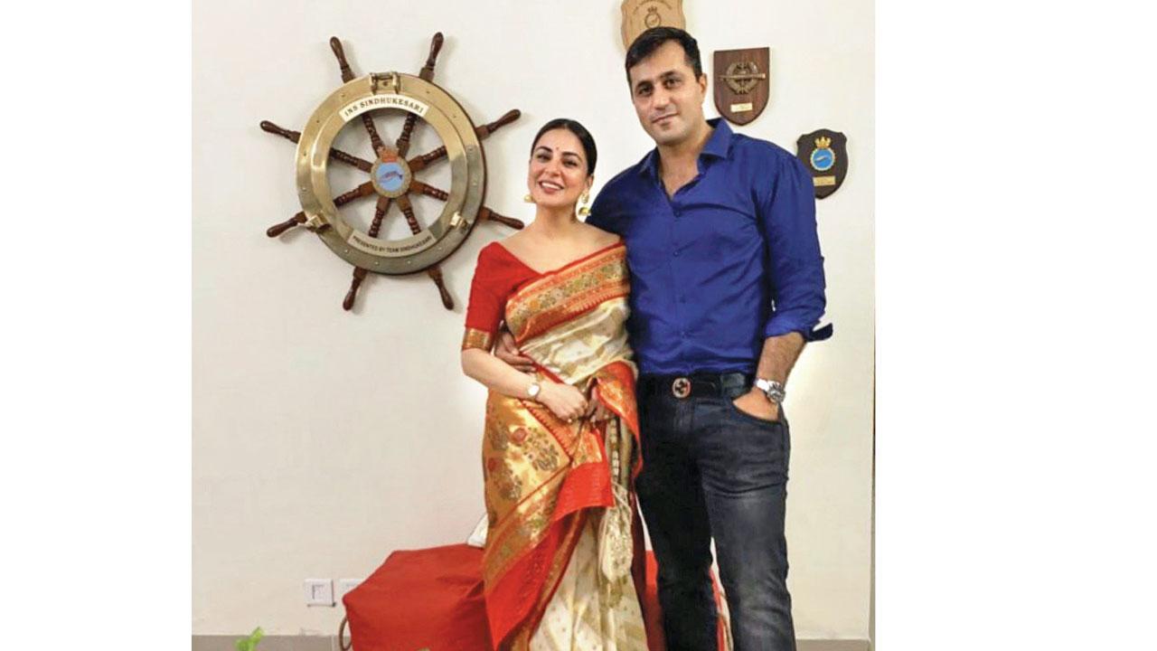 શ્રદ્ધા આર્ય તેની પતિ સાથે