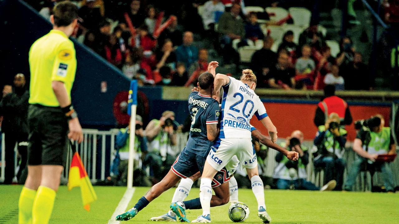 પૅરિસમાં રવિવારે ફ્રેન્ચ-૧ લીગની એક મૅચમાં બૉલ માટે રસાકસી પર ઊતરેલા પૅરિસ સેન્ટ-જર્મેઇન (પીએસજી)નો ફ્રેન્ચ ખેલાડી પ્રેસ્નેલ કિમ્પેમ્બે (મધ્યમાં ડાબે) અને ટ્રોયેસ ક્લબની ટીમનો ફ્રેન્ચ પ્લેયર રેનોડ રિપાર્ટ (મધ્યમાં જમણે). આ મૅચ ૨-૨થી ડ્રૉ ગઈ હતી. આ ઝપાઝપીમાં ટ્રોયેસનો બીજો ખેલાડી પણ સામેલ હતો. પીએસજી વતી એક ગોલ નેમારે કર્યો હતો.  એ.એફ.પી.