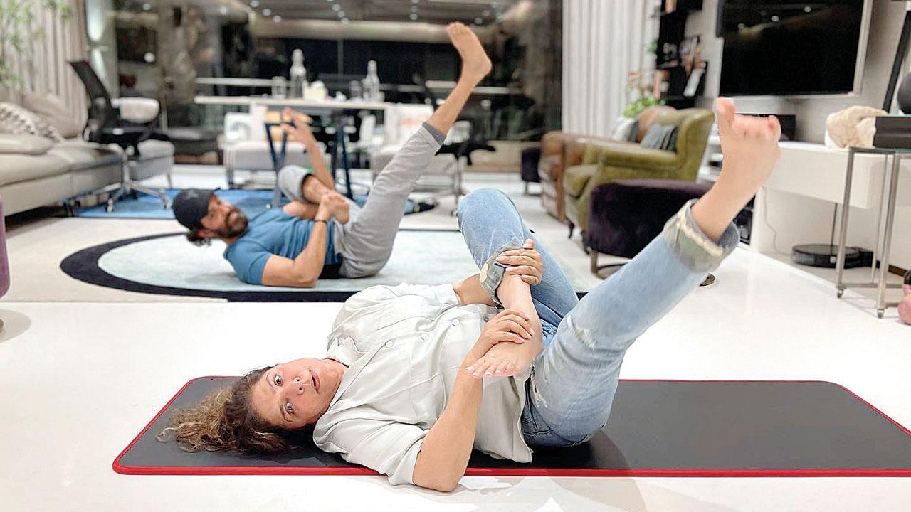 મમ્મી સાથે યોગ કરતો હૃતિક