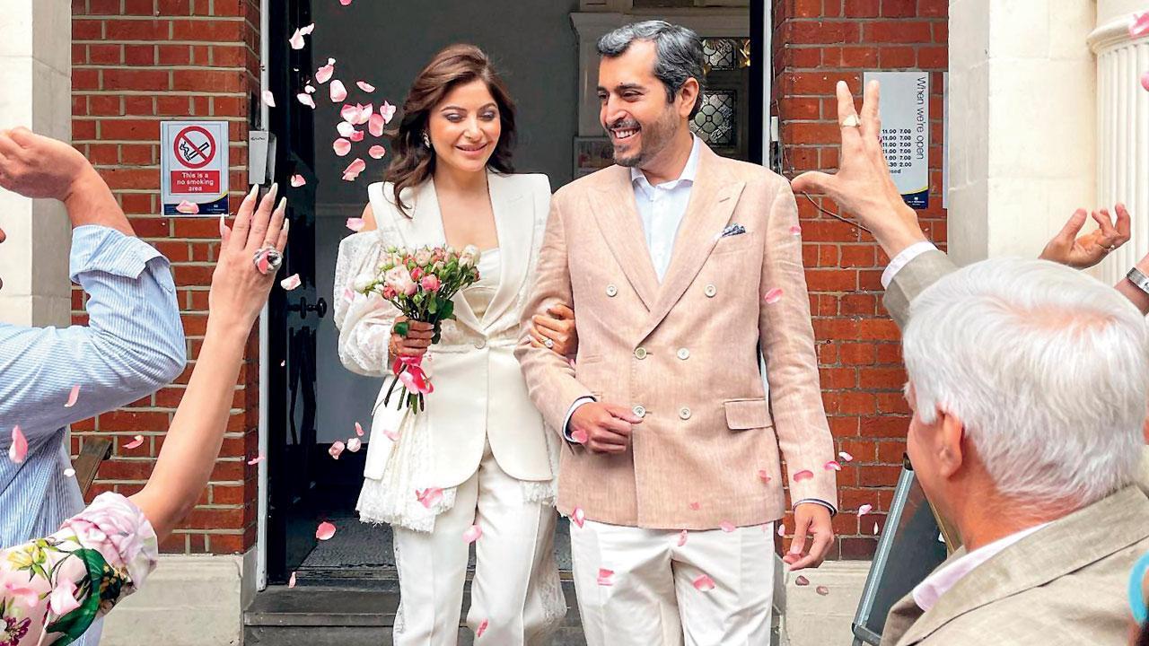  ભારતીય રીતરિવાજથી લગ્ન કર્યા બાદ કનિકા કપૂર અને ગૌતમ હાથીરમાણીએ લંડનમાં કૉર્ટ-મૅરૅજ કરી લીધાં છે. 