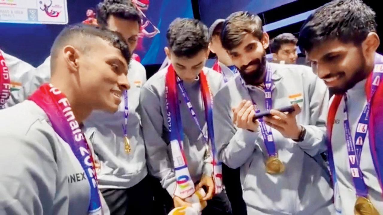 રવિવારે થોમસ કપના ચૅમ્પિયન ભારતીય ખેલાડીઓએ પોતાનો ફોન સ્પીકર પર રાખીને વડા પ્રધાન નરેન્દ્ર મોદી સાથે ઘણી વાર સુધી વાતો કરી હતી. પીએમે બધાને ખૂબ-ખૂબ અભિનંદન આપ્યાં હતાં.