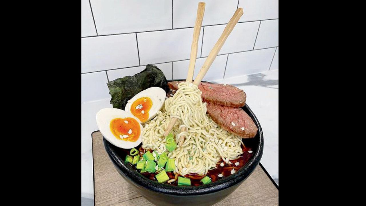 અદ્ભુત ભ્રામક કેક માટે તે સામાન્ય રીતે ૧૫૦ પાઉન્ડ (લગભગ ૧૪,૨૫૬ રૂપિયા) ચાર્જ કરે છે જેને પૂર્ણ કરવામાં લગભગ દોઢ દિવસ લાગે છે.  