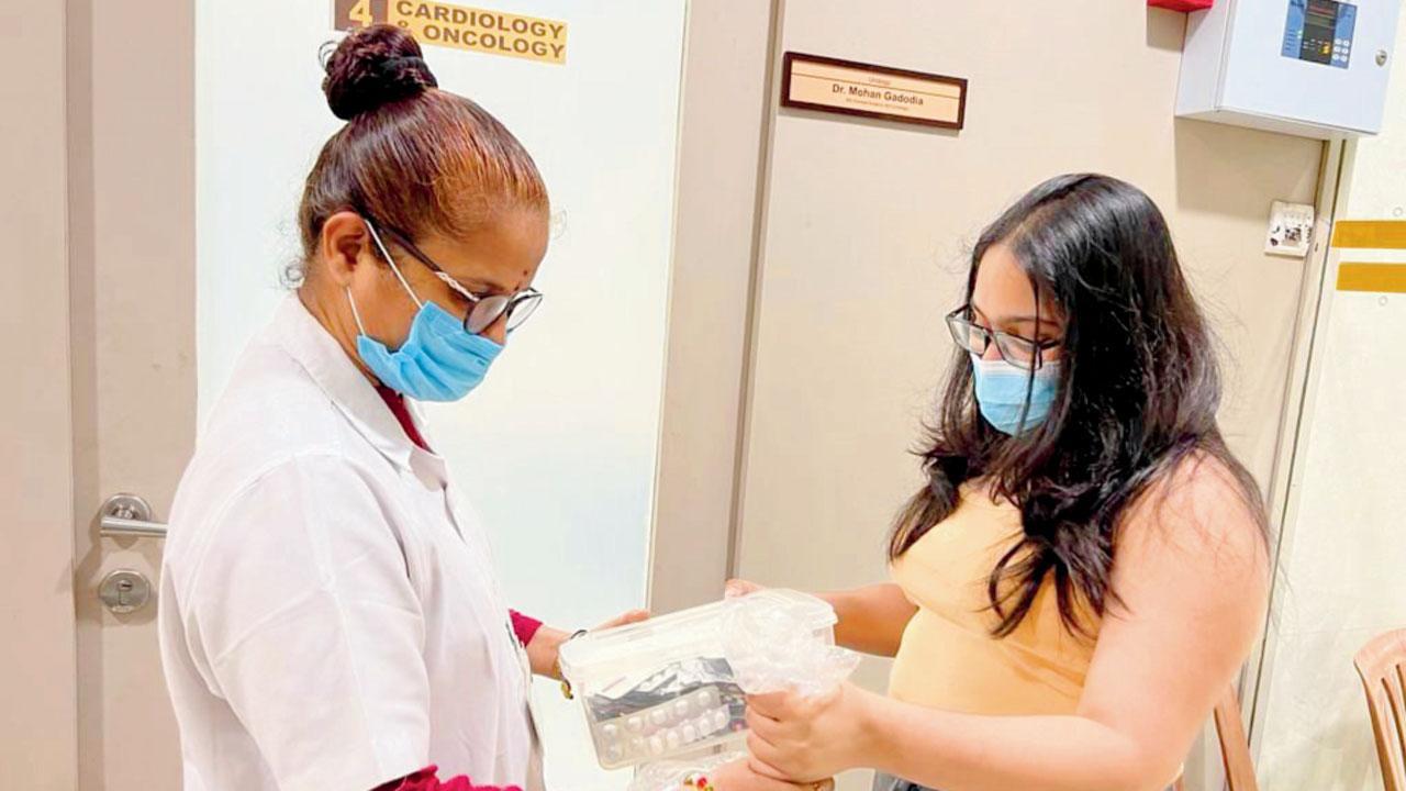 નર્સને કિટ આપતી અનુષ્કા મહેતા