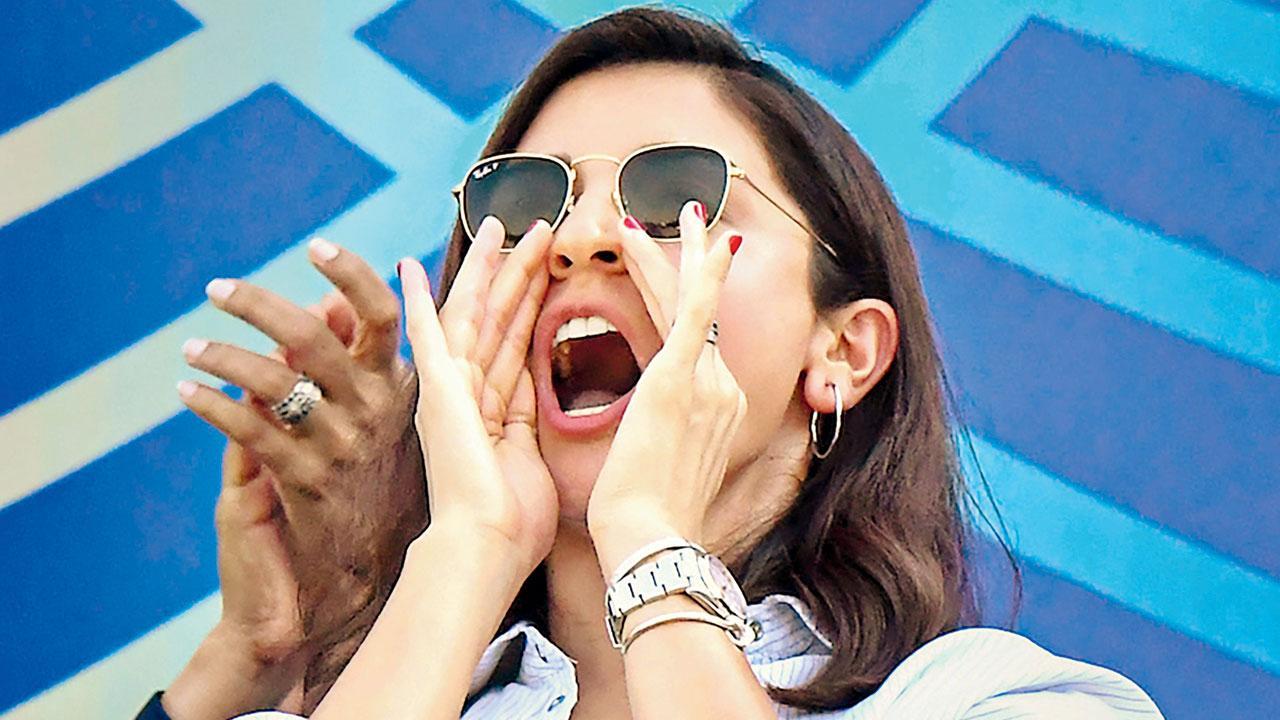 અનુષ્કાએ ગઈ કાલે બ્રેબર્નના વીઆઇપી સ્ટૅન્ડમાંથી પતિ વિરાટ કોહલીને પાનો ચડાવ્યો હતો. કોહલીએ ઘણા વખતે ફૉર્મમાં આવીને હાફ સેન્ચુરી (૫૮ રન) ફટકારી હતી. (તસવીર : બીસીસીઆઇ/આઇપીએલ)