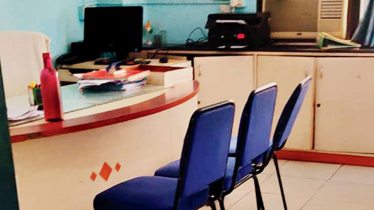 મુલુંડની મહાવિતરણની ઑફિસમાં એક્ઝિક્યુટિવની કૅબિનમાં લાગેલું એસી