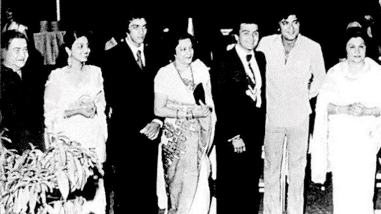 રિશી કપૂરનાં લગ્ન વખતે કપૂર અને દત્ત પરિવાર એકસાથે. રાજ કપૂર, નીતુ સિંહ, સંજય દત્ત, નર્ગિસ, રિશી કપૂર, સુનીલ દત્ત, કૃષ્ણા કપૂર.