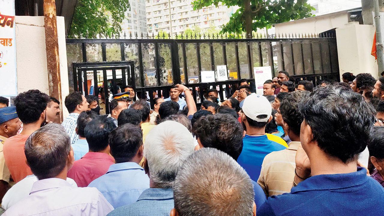 ચેમ્બુરમાં સિદ્ધાર્થ કૉલોનીના રહેવાસીઓ એઈએમએલની ટિળક નગર પ્લાન્ટની બહાર