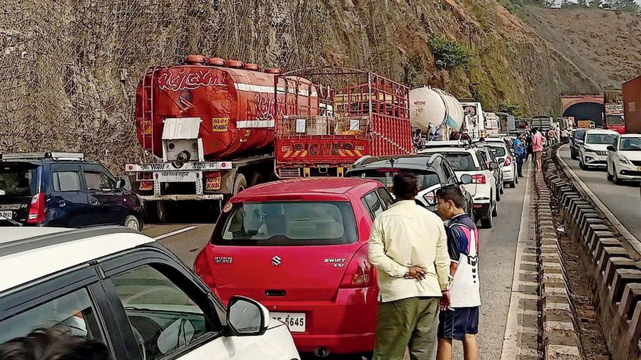 મુંબઈ-પુણે હાઇવે પર ગઈ કાલે સવારે જોવા મળેલો ટ્રાફિક જૅમ, એને કારણે વાહનોની લાઇન લાગી હતી