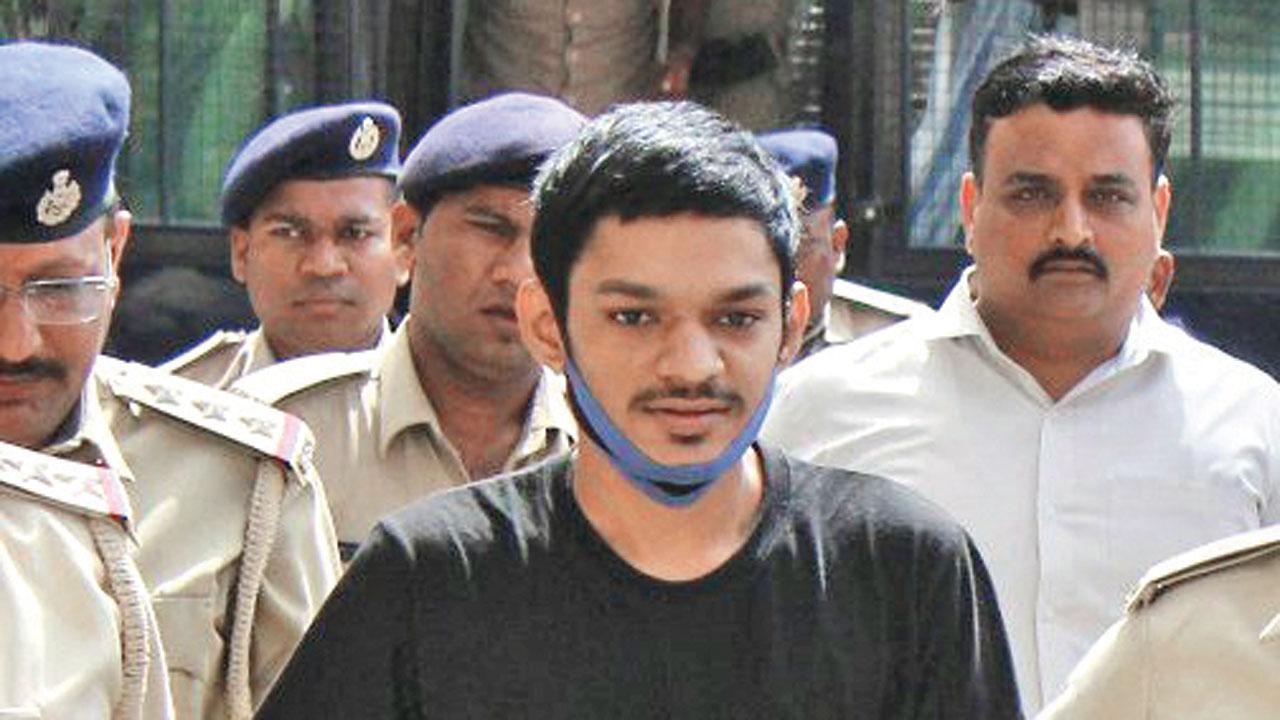 સુરતમાં ગઈ કાલે ગ્રીષ્મા વેકરિયાની હત્યા બદલ ફેનિલ ગોયાણીને ફાંસીની સજા અપાયા બાદ કોર્ટમાંથી તેને લઈ જતી પોલીસ.