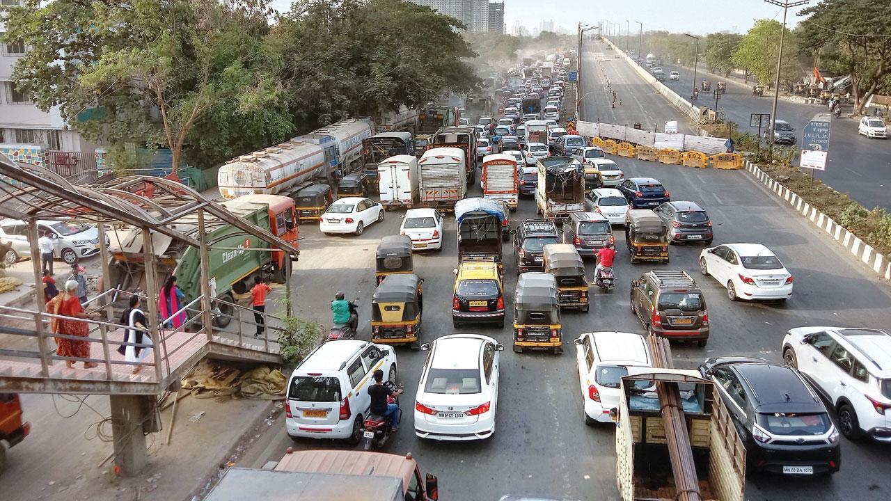 ગાંધીનગર ફ્લાયઓવર બંધ હોવાથી ગઈ કાલે સાંજે વાહનોની સાથે ઍમ્બ્યુલન્સ પણ ફસાઈ હતી.  (તસવીર : રોહિત પરીખ)