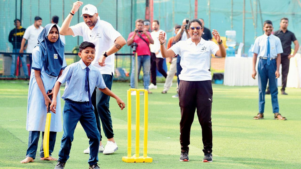 ગઈ કાલે ધારાવીની સ્કૂલનાં બાળકો સાથે રમી રહેલાં મિતાલી રાજ અને હરભજન સિંહ. તસવીર શાદાબ ખાન