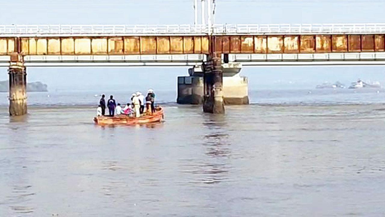 શ્રદ્વા મર્ડરકેસની તપાસ ભાઈંદર ખાડી સુધી પહોંચી છે અને ગઈ કાલે ખાડીમાં સર્ચ ઑપરેશન હાથ ધરાયું હતું.