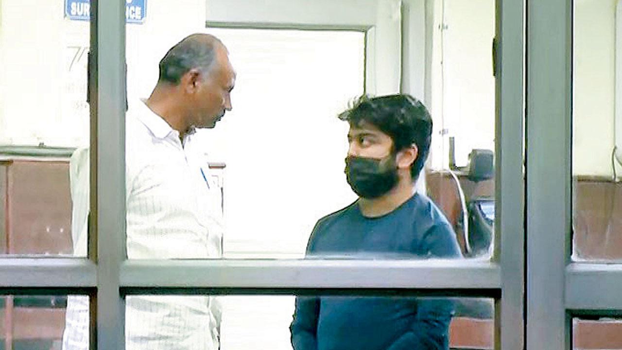 આફતાબ (માસ્કમાં) સાથે દિલ્હીનો પોલીસ અધિકારી.