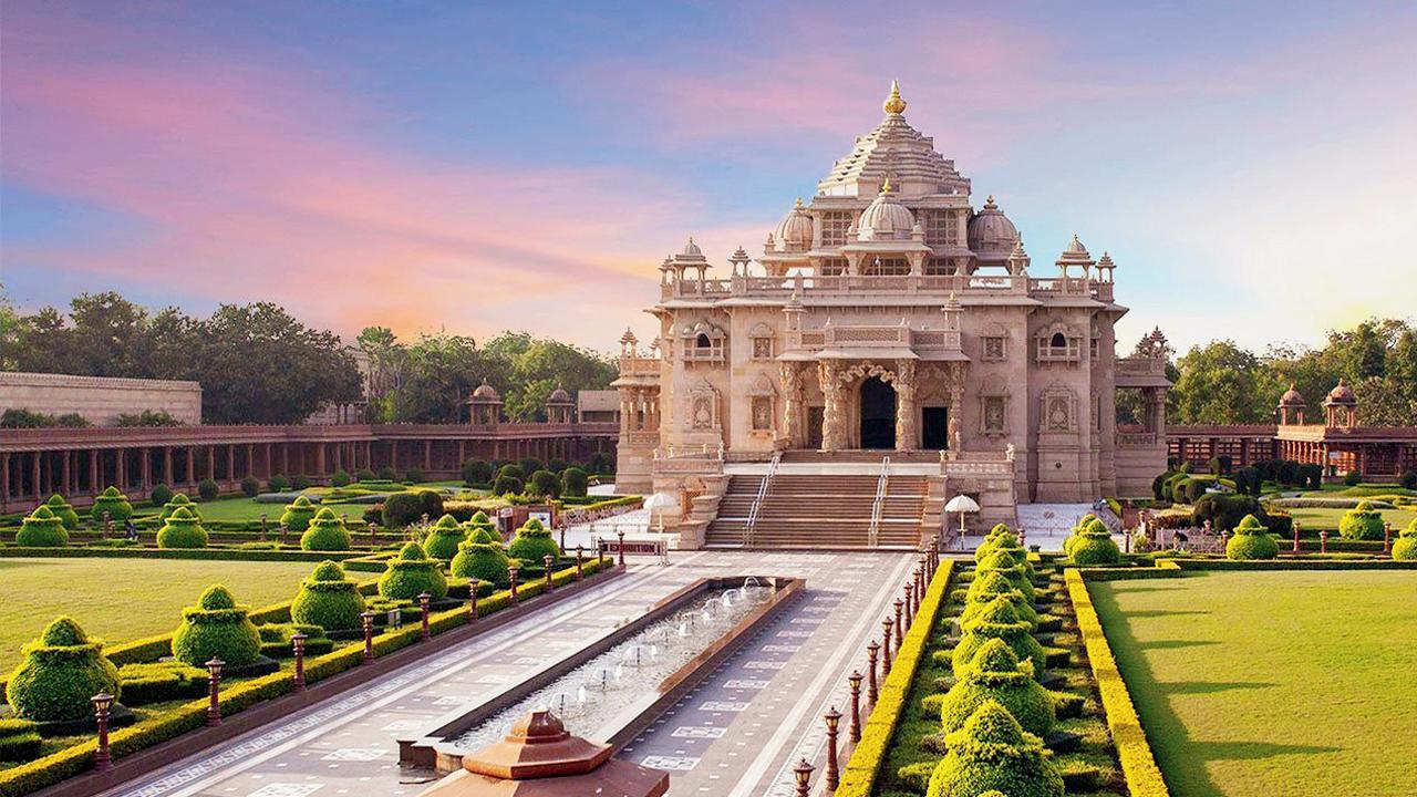 અક્ષરધામમાં મહત્તમ સૅન્ડસ્ટોનનો જ ઉપયોગ થયો છે, જેને લીધે વહેલી સવારે અક્ષરધામ જે દૃશ્ય ખડું કરે છે એ નયનરમ્ય લાગે છે.