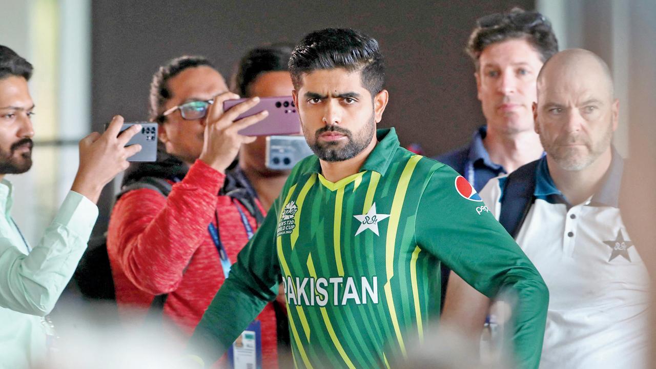 મેલબર્નમાં પ્રેસ-કૉન્ફરન્સમાં હાજરી આપી રહેલો બાબર આઝમ