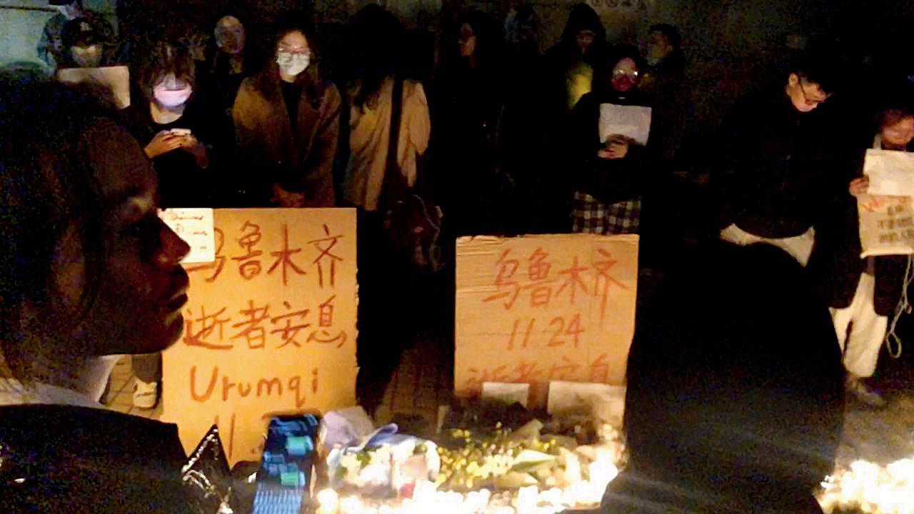 હાથમાં કોરા કાગળ પકડીને વિરોધ કરી રહેલા આ ગ્રુપનો ફોટોગ્રાફ સોશ્યલ મીડિયા પર વાઇરલ થયો છે.