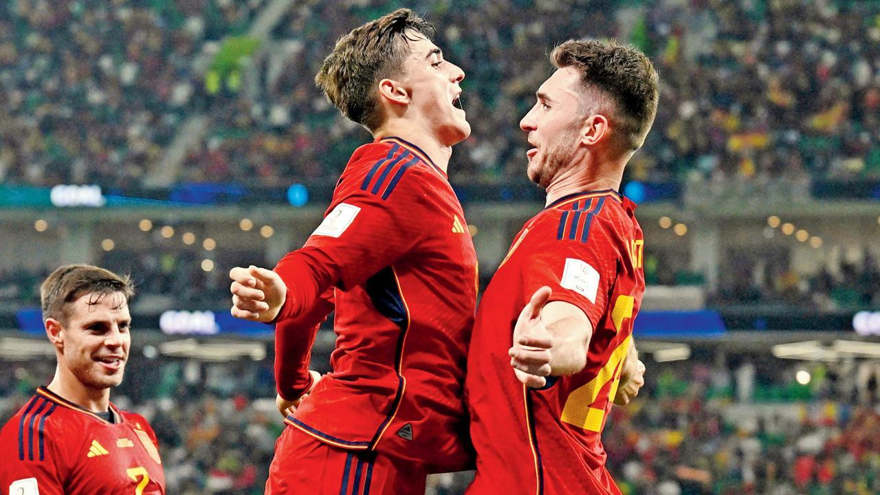 વર્લ્ડ કપના છેલ્લાં ૬૪ વર્ષના ઇતિહાસમાં સૌથી યુવાન ગોલકર્તા બનેલો સ્પેનનો ગાવી (ડાબે). તસવીર એ.પી.