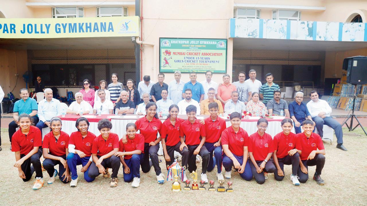 ચૅમ્પિયન બનેલી ઘાટકોપર જૉલી જિમખાનાની ‘બી’ ટીમ.