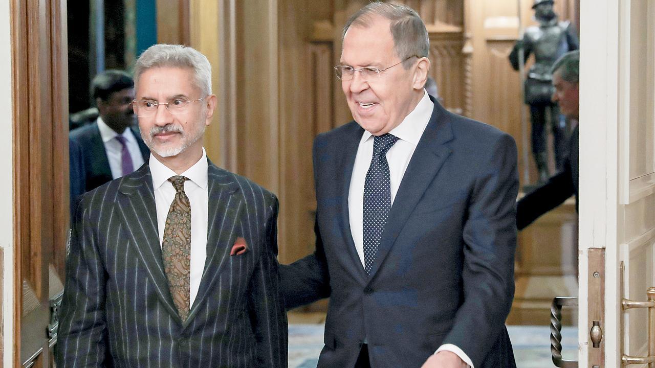 રશિયામાં મૉસ્કોમાં ગઈ કાલે રશિયન વિદેશપ્રધાન સર્ગેઈ લાવરોવ અને ભારતીય વિદેશપ્રધાન એસ. જયશંકર (તસવીર : એ.પી. /પી.ટી.આઇ.)