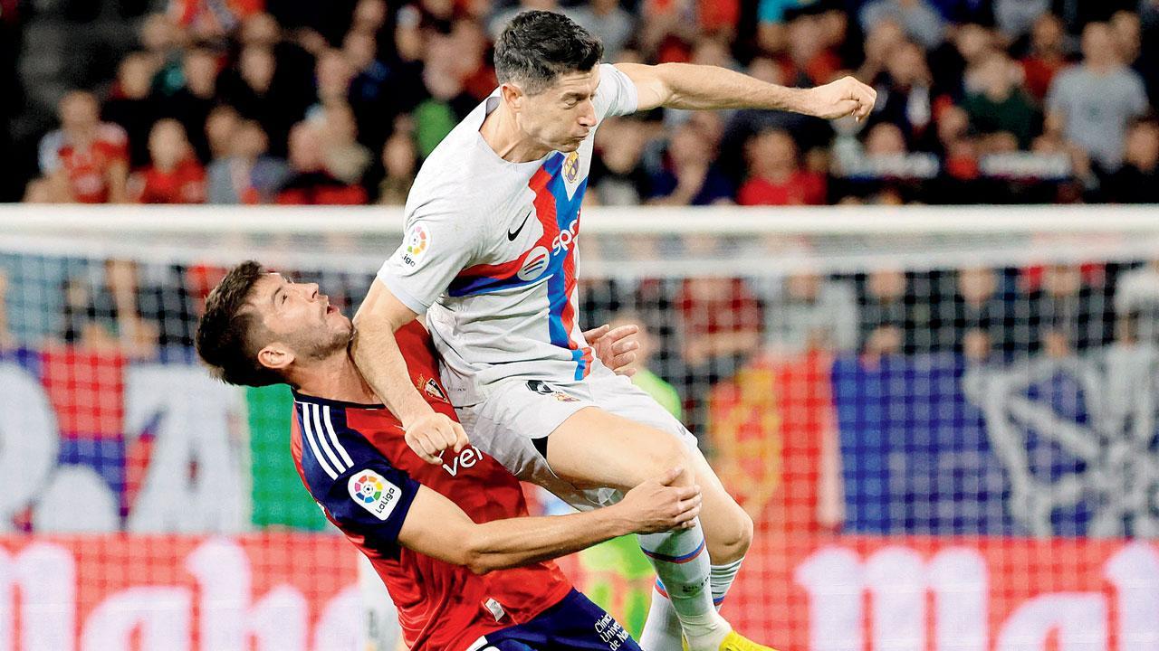 મૅડ્રિડમાં ઓસસુના સામેની મૅચમાં બાર્સેલોનાના લેવાન્ડૉવ્સ્કીએ ૩૧મી મિનિટમાં બૉલ પર કબજો કરતી વખતે હરીફ ટીમના ડિફેન્ડર ડેવિડ ગાર્સિયા સાથે જે રીતે ટકરાયો