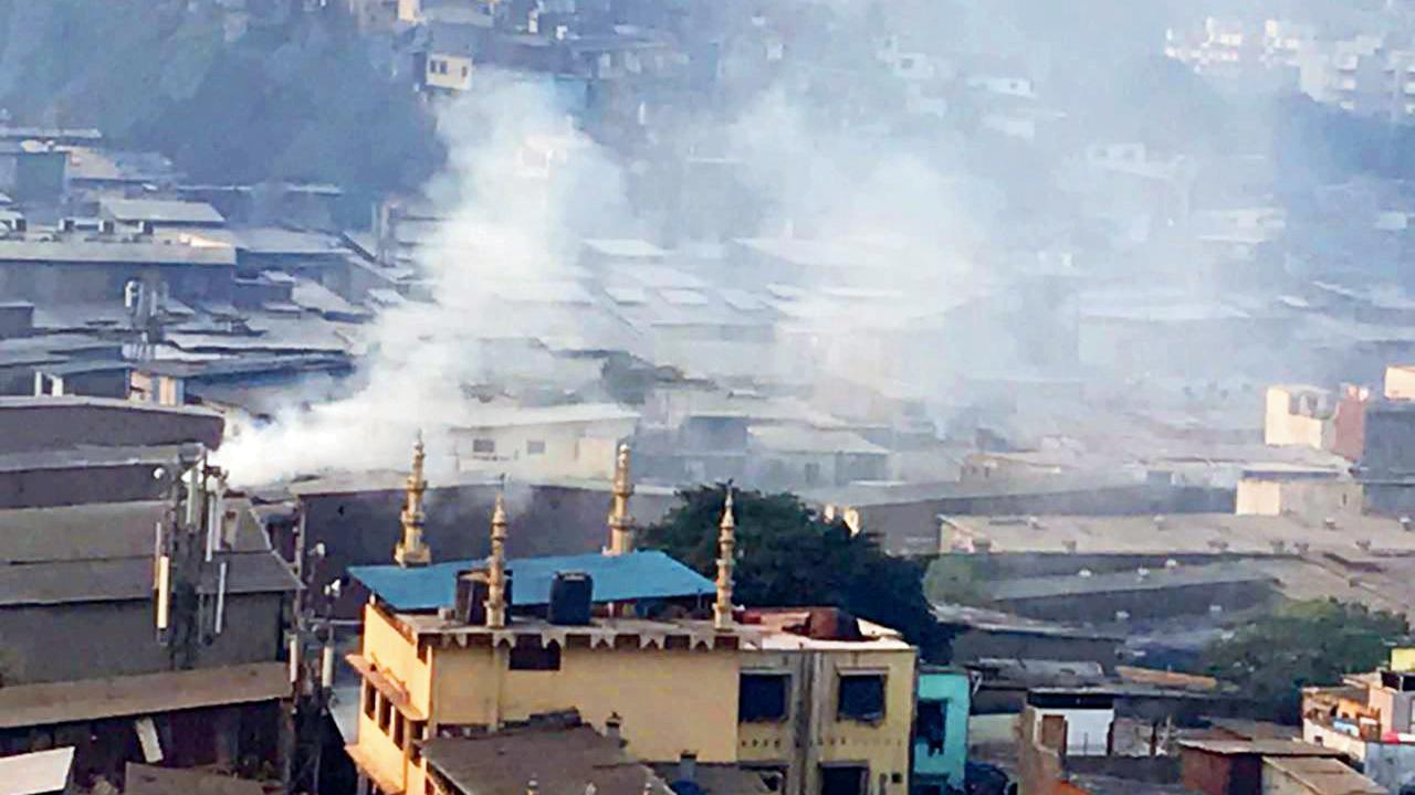 ચાંદિવલીના નાહર અમૃત શક્તિ કૉમ્પ્લેક્સના બિલ્ડિંગના ૧૬મા માળેથી લેવાયેલી તસવીરમાં સામે દેખાતા ઇન્ડસ્ટ્રિયલ એરિયામાંથી સતત નીકળતા ધુમાડા.