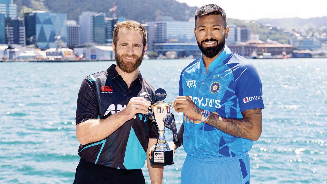 હાર્દિક પંડ્યા અને કેન વિલિયમસને વેલિંગ્ટનમાં ટી૨૦ સિરીઝની ટ્રોફી સાથે પોઝ આપ્યો હતો. ફાઇલ તસવીર એ.એફ.પી.