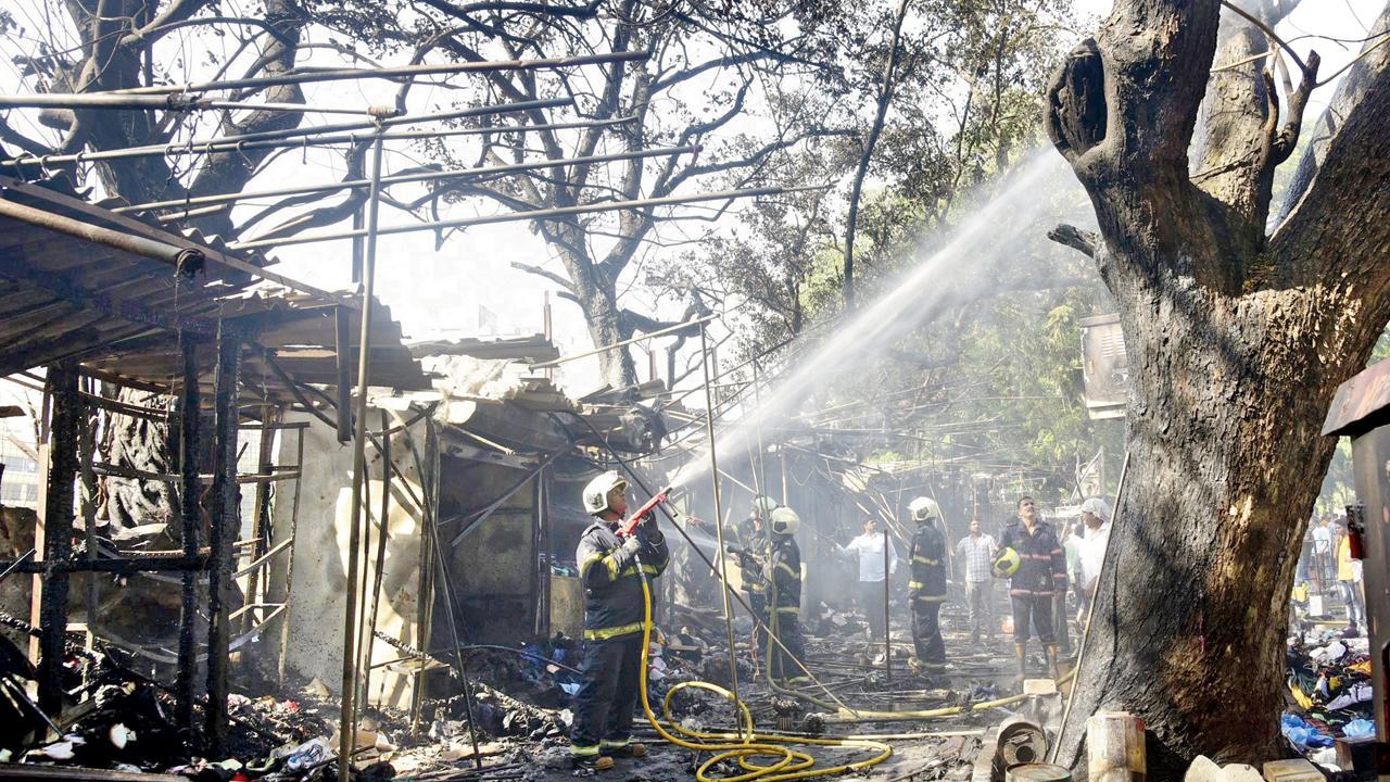 ચર્ચગેટમાં આવેલી ફૅશન સ્ટ્રીટમાં ગઈ કાલે લાગેલી આગમાં સળગી ગયેલી દુુકાનો અને આગ ઓલવી રહેલા ફાયર બ્રિગેડના જવાનો. (તસવીર : અતુલ કાંબળે)