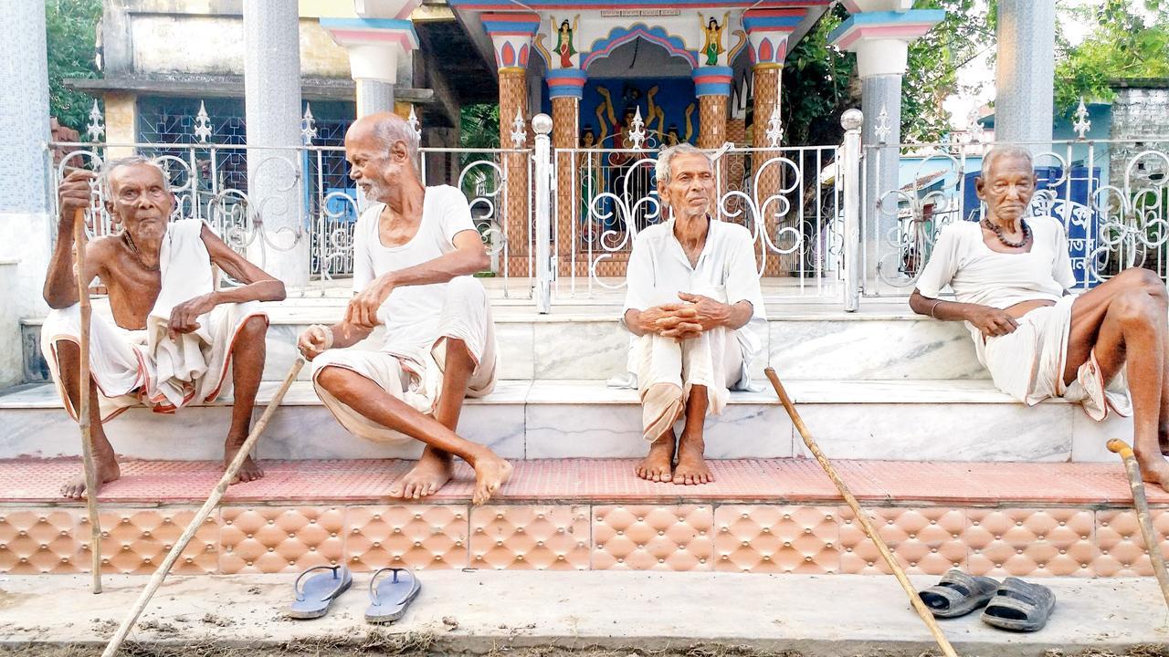 મેરી ઉંગલી પકડ કે ચલતે થે, અબ મુઝે રાસ્તા દિખાતે હૈં અબ મુઝે કિસ તરહ જીના હૈ, મેરે બચ્ચે મુઝે સિખાતે હૈં
