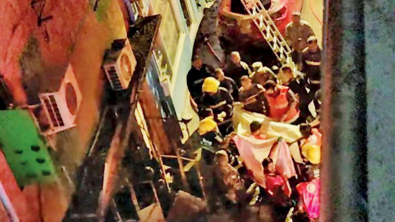 મૉલદીવ્ઝની રાજધાની માલેમાં ગઈ કાલે એક ભીડભાડવાળા વિસ્તારમાં આવેલા એક બિલ્ડિંગમાં આગ લાગ્યા બાદ બચાવ-કામગીરી કરી રહેલા ફાયર બ્રિગેડના અધિકારીઓ.