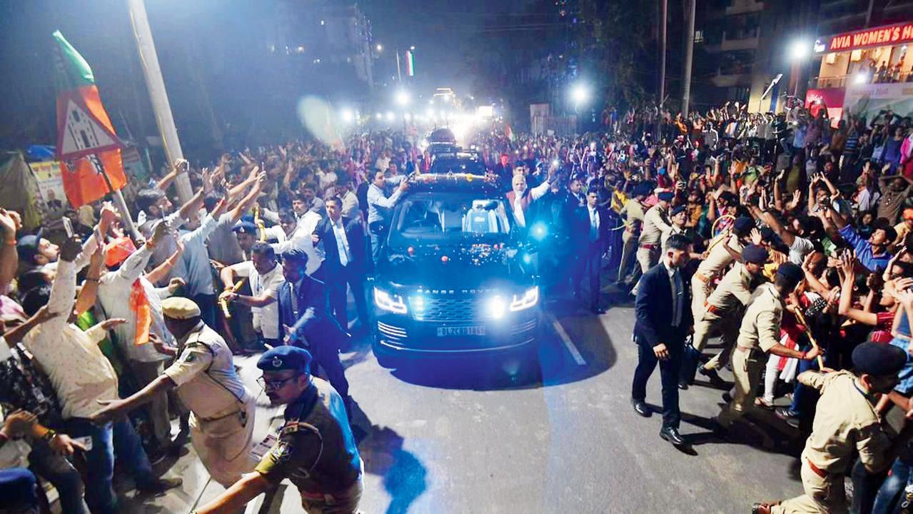 વાપીમાં વડા પ્રધાન નરેન્દ્ર મોદીના ગઈ કાલ રાતના રોડ-શોમાં ભારે જનમેદની ઊમટી હતી